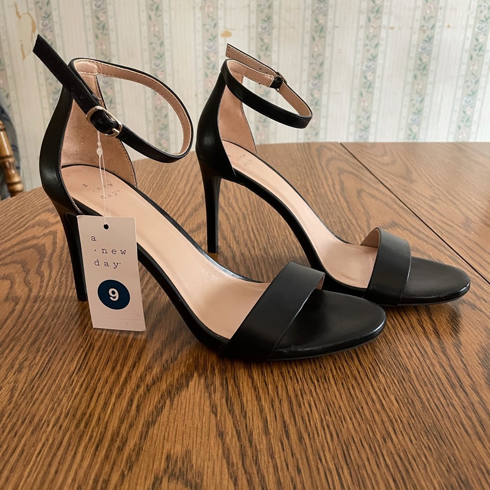 Women’s brand new black heels